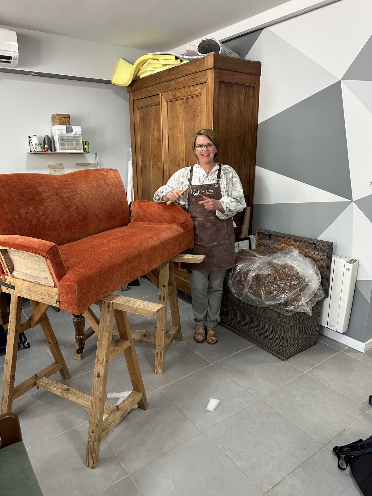 Morgane, tapissière d'ameublement, dans son atelier à Decize