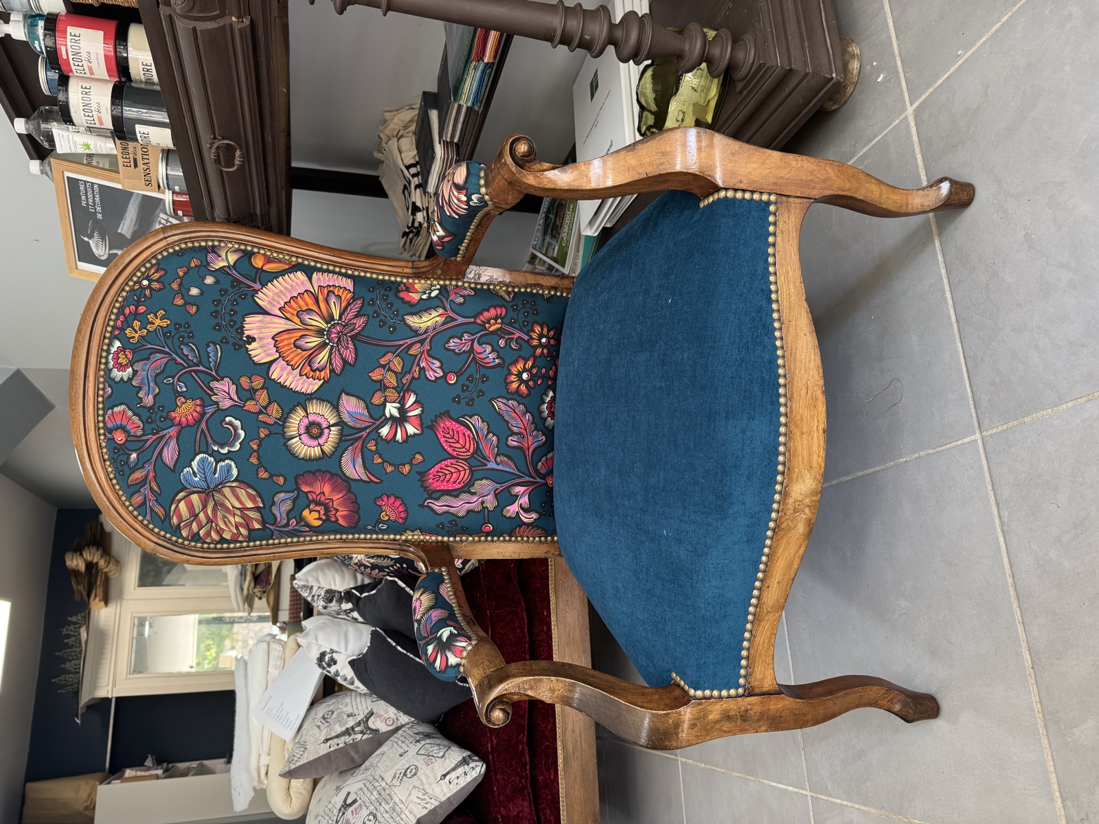 Banquette à fleurs bleu canard, vue de trois-quarts