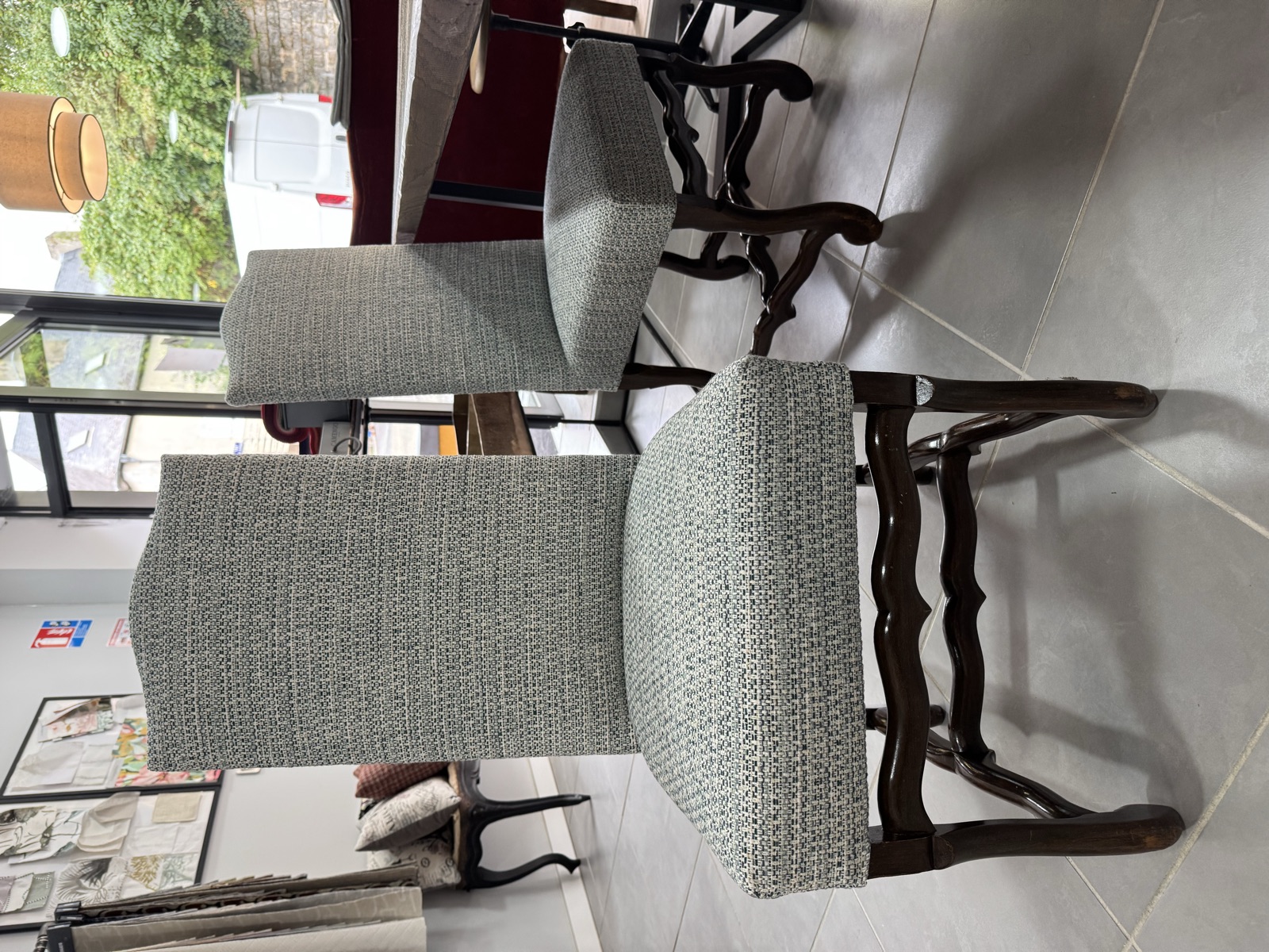 Banquette en tweed gris, vue de profil