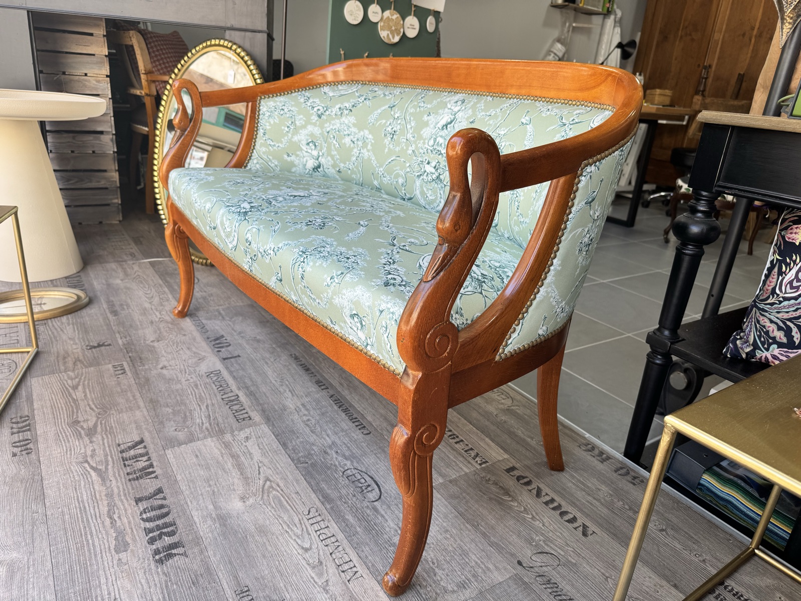 Canapé en toile de Jouy bleue, vue de profil