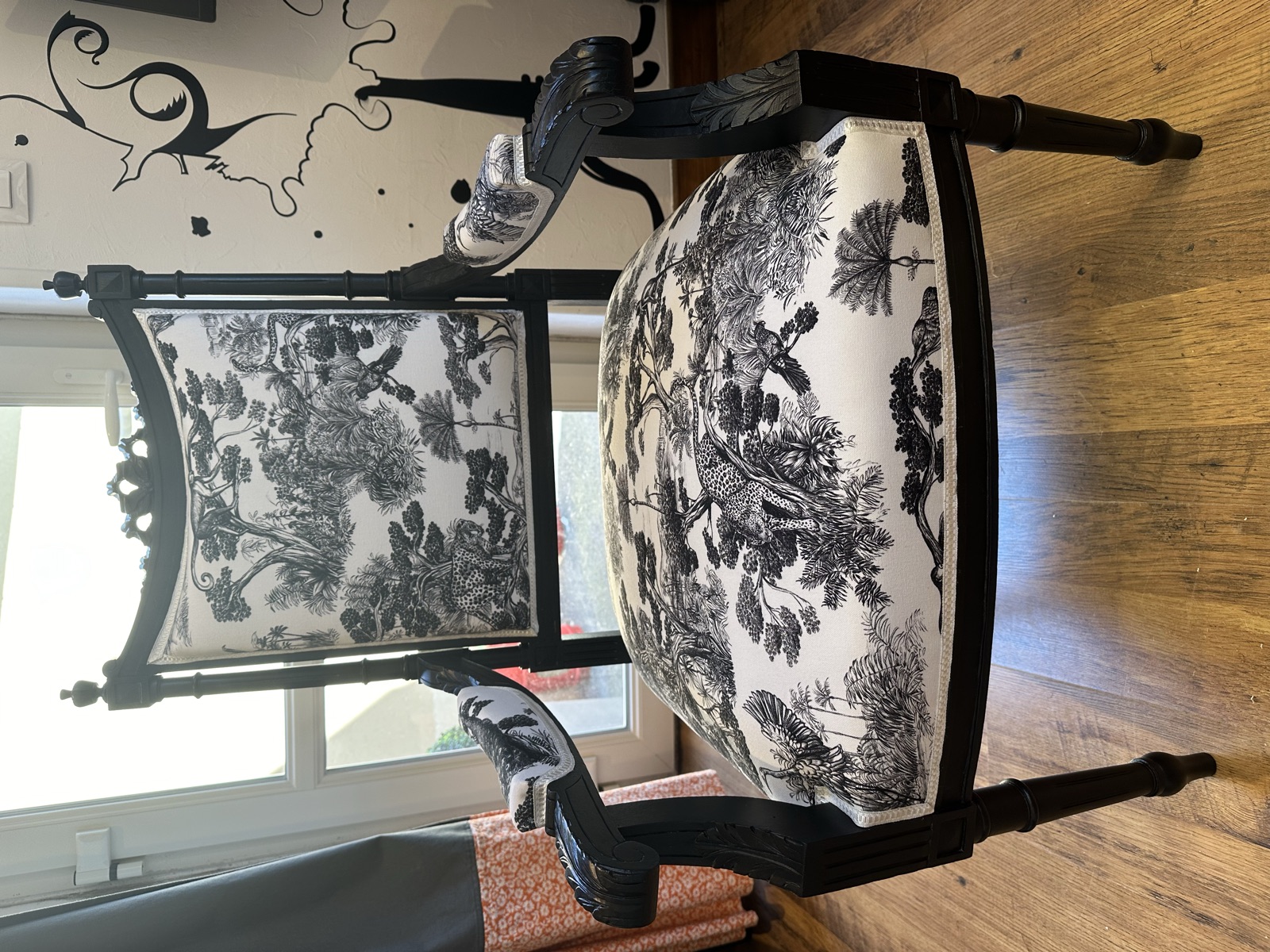 Chaise en toile de Jouy noire, vue de trois-quarts