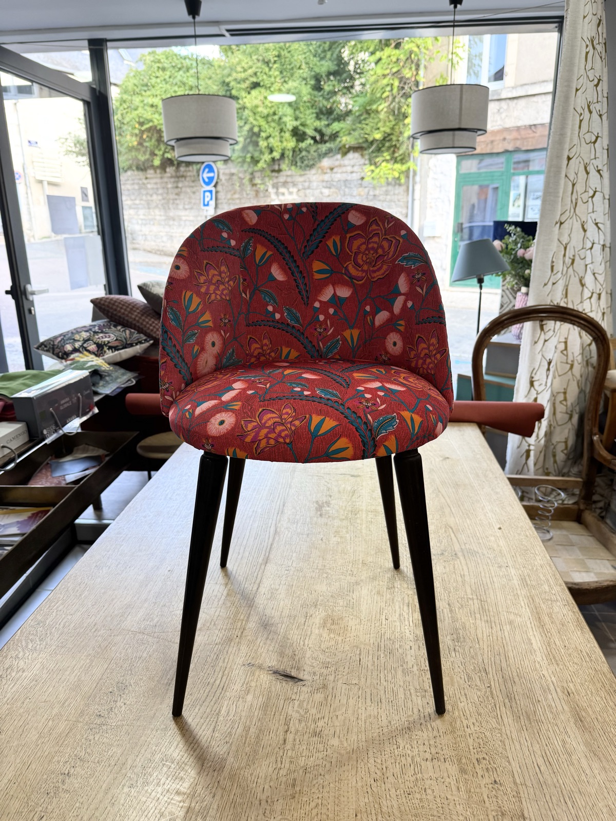 Fauteuil cocktail à fleurs rouges, vue de face