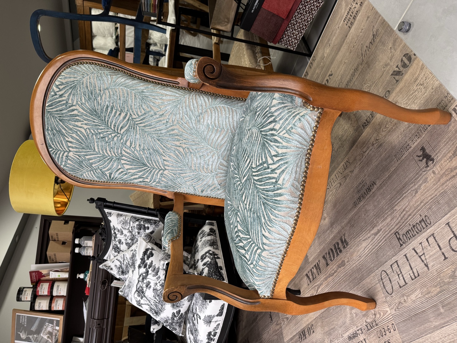 Fauteuil cabriolet à feuillage sauge, vue de trois-quarts