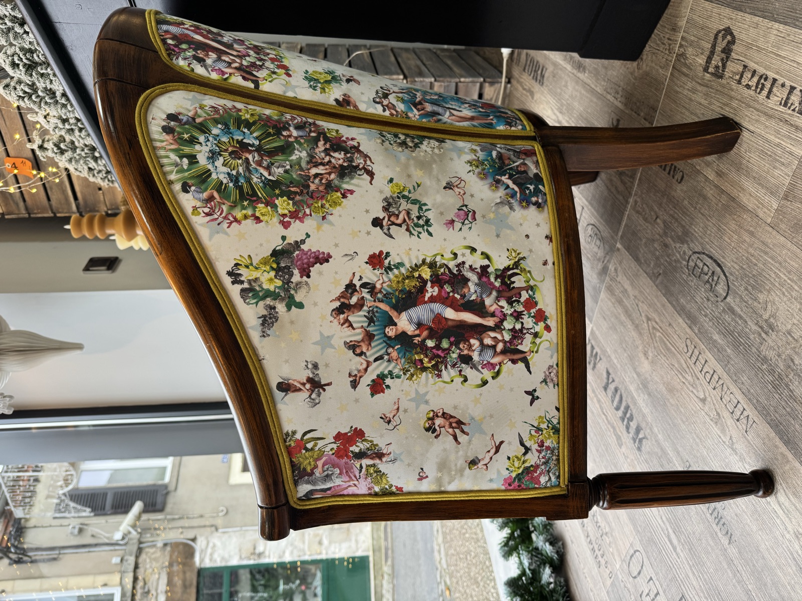 Fauteuil à motif bouquet d'Aubusson, vue de profil
