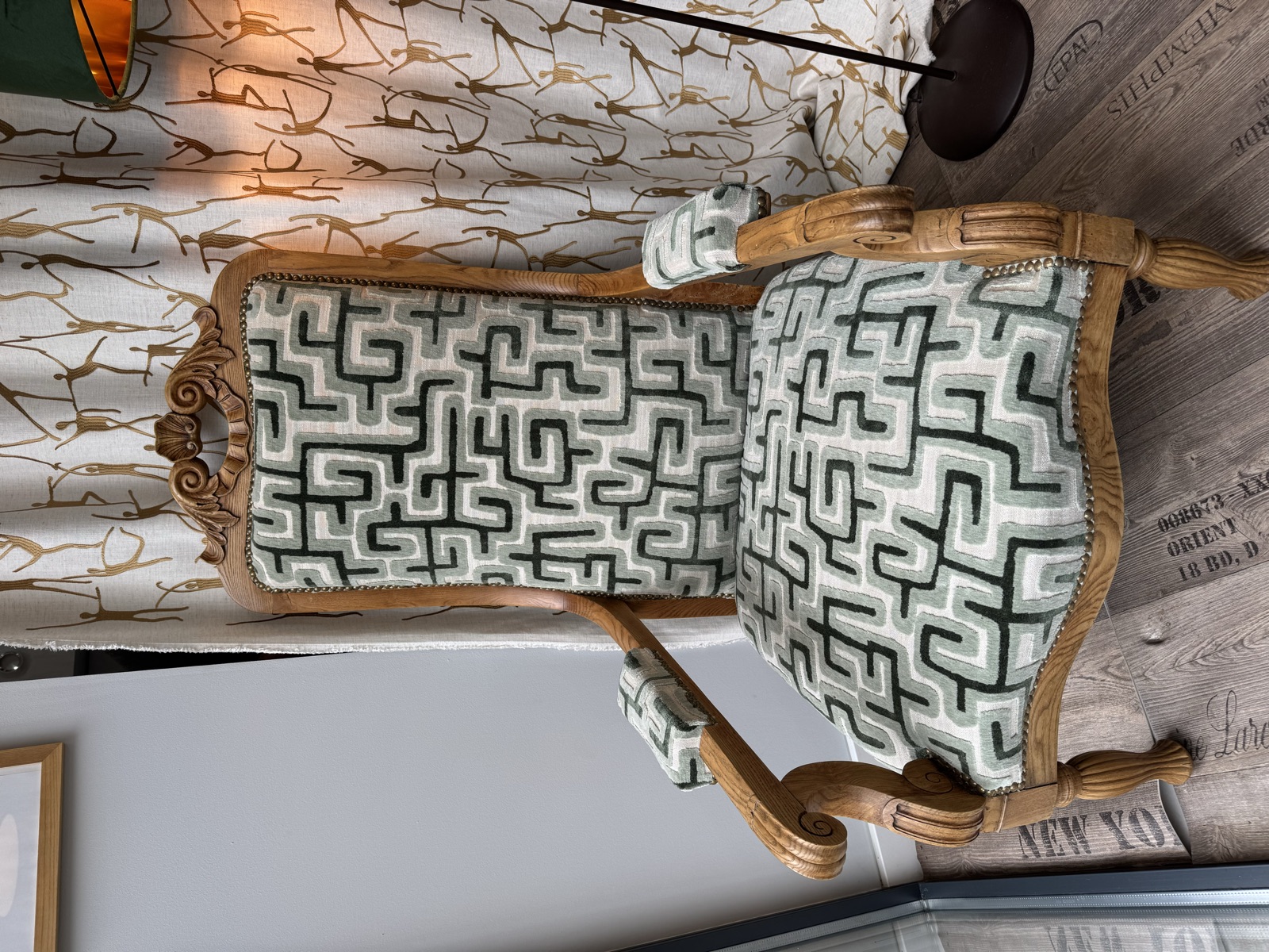 Fauteuil à motif de grecques graphiques, vue de trois-quarts