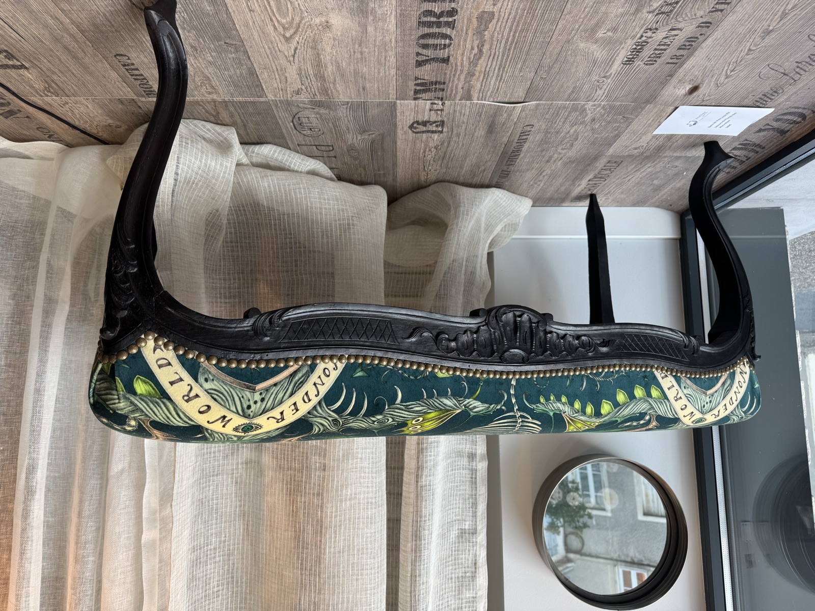 Fauteuil à motif jungle émeraude, vue de trois-quarts
