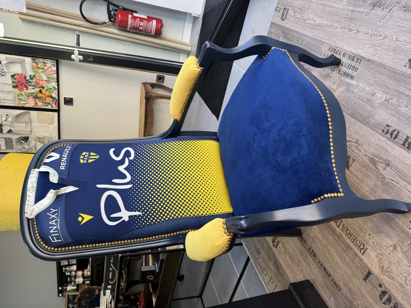 Fauteuil sur-mesure habillé d'un maillot « Plus 14 », vue de trois-quarts