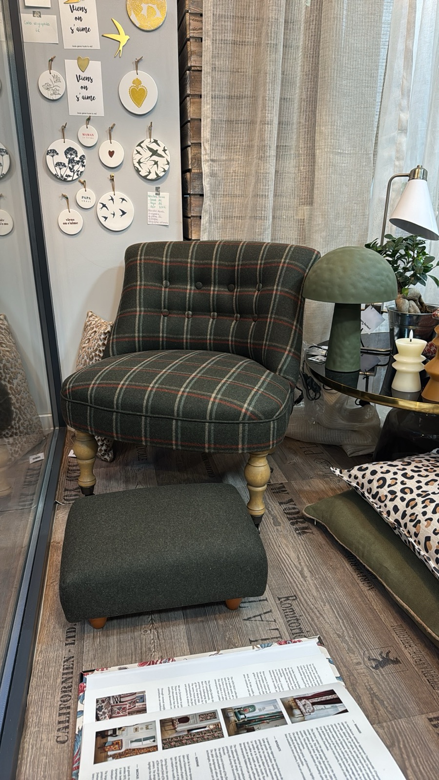 Fauteuil club en tartan vert, en situation