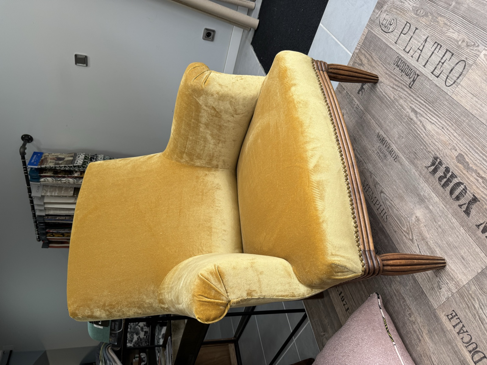 Fauteuil en velours moutarde, vue d'ensemble
