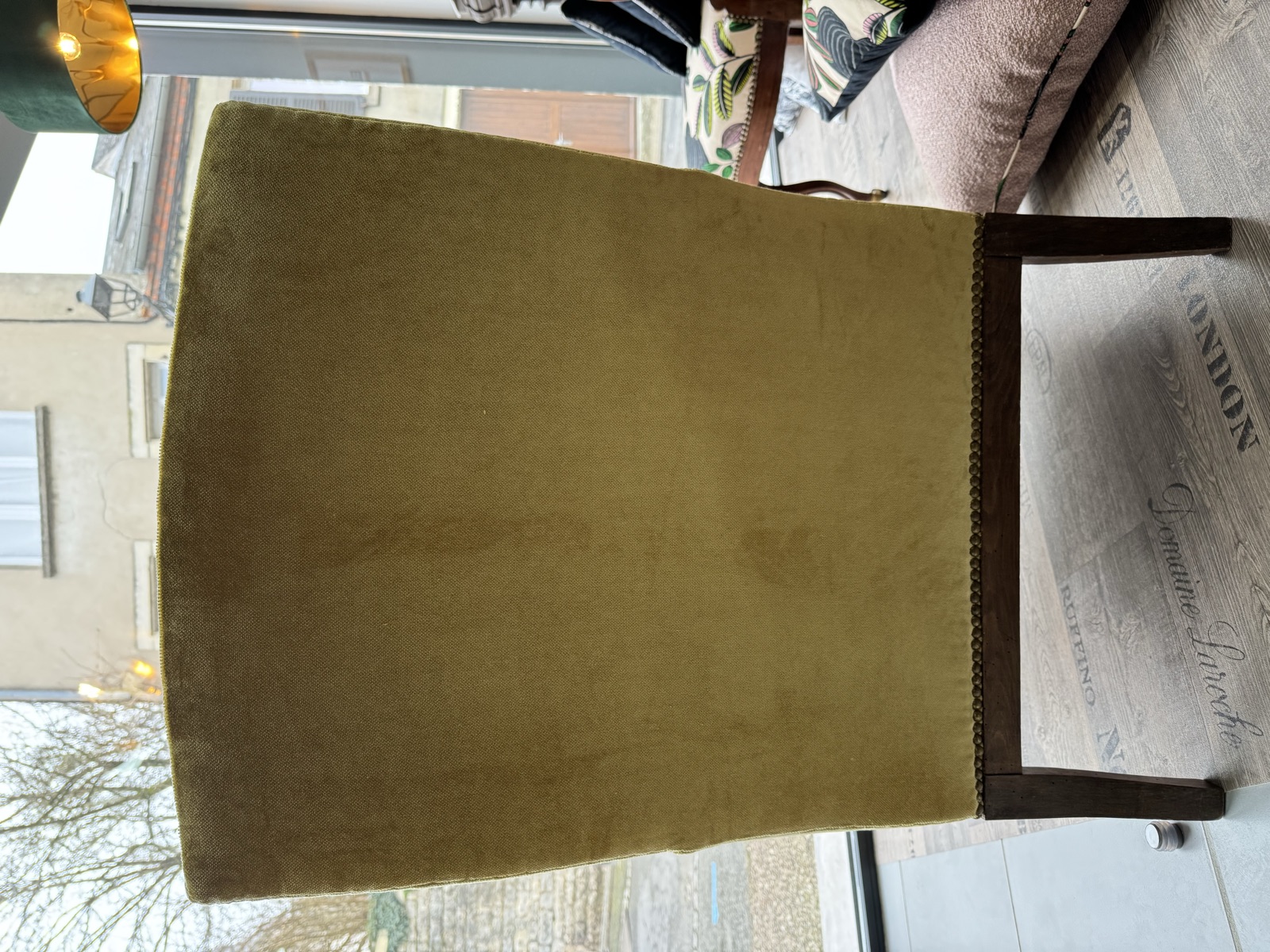Fauteuil en velours moutarde, vue de face