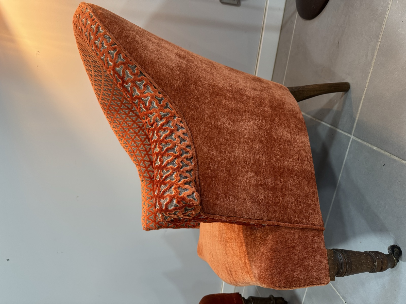 Fauteuil crapaud en velours orange, vue de profil
