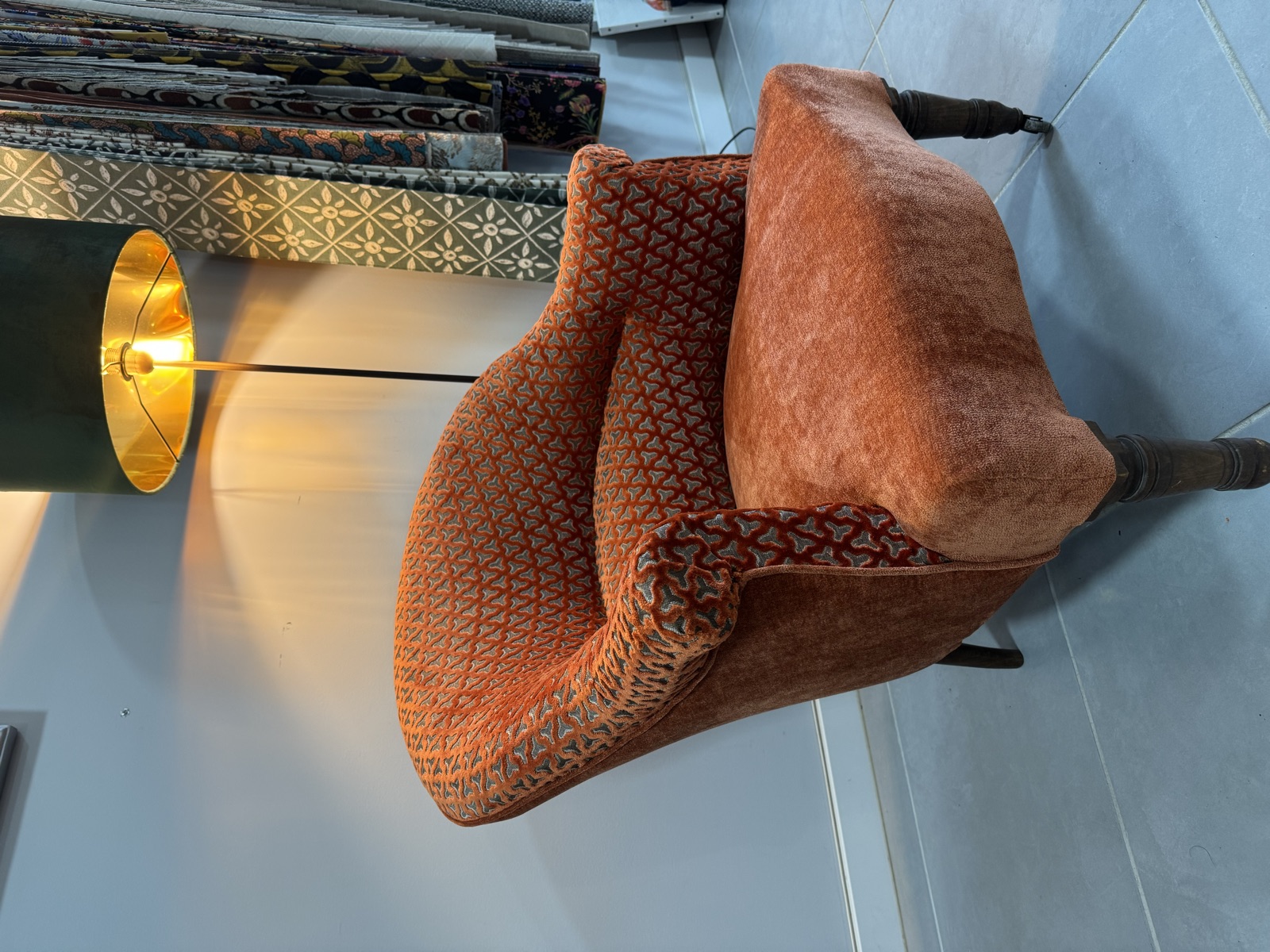 Fauteuil crapaud en velours orange, vue de trois-quarts