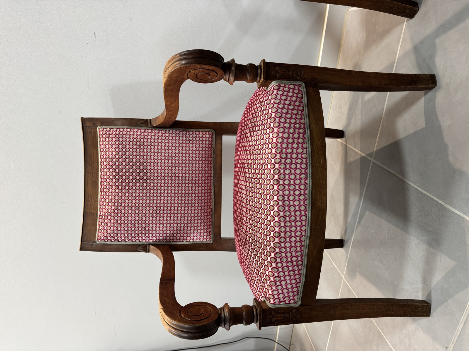 Paire de fauteuils en bois verni, vue de face