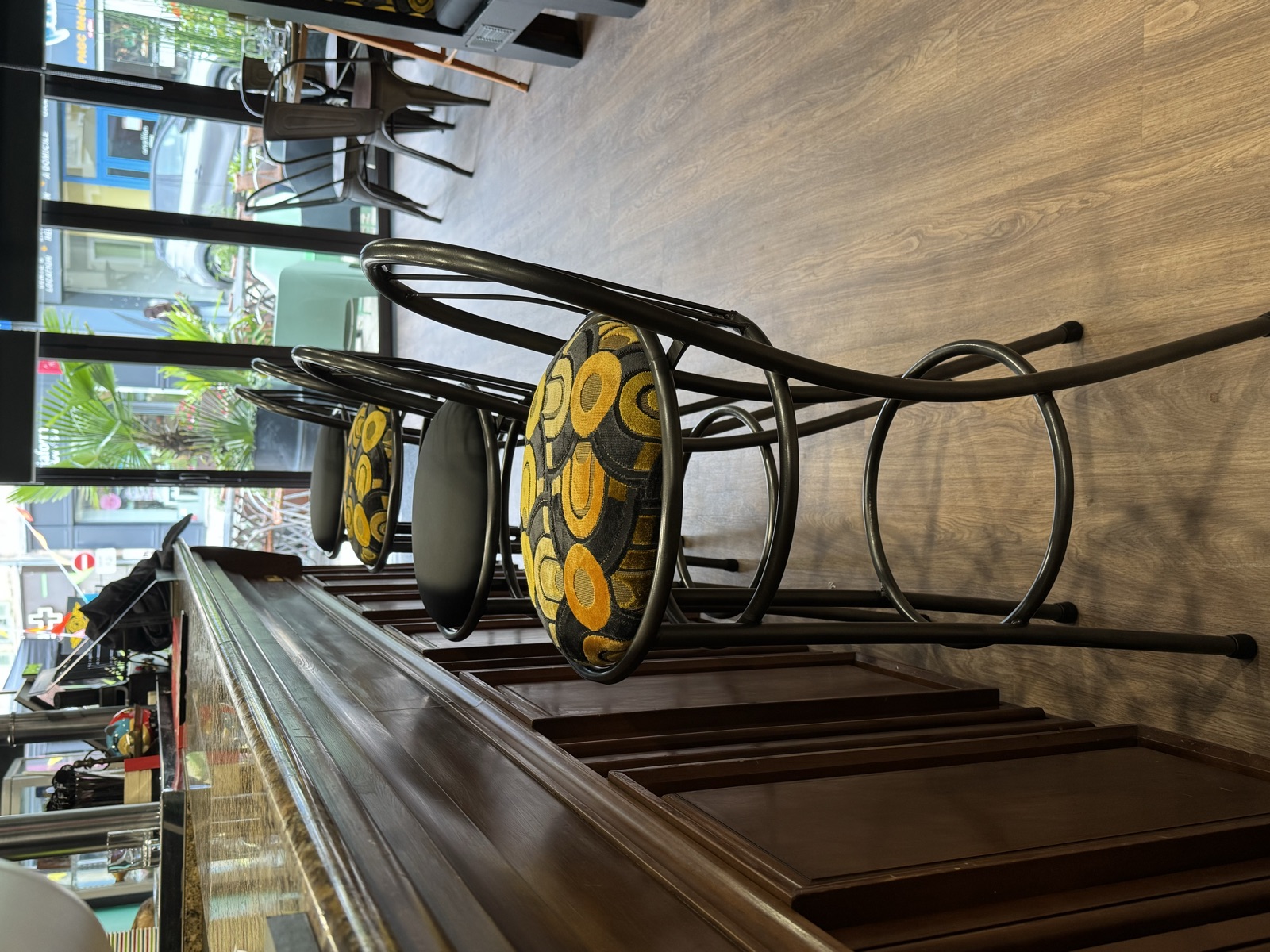 Tabourets de bar à motif tournesol, vue de profil